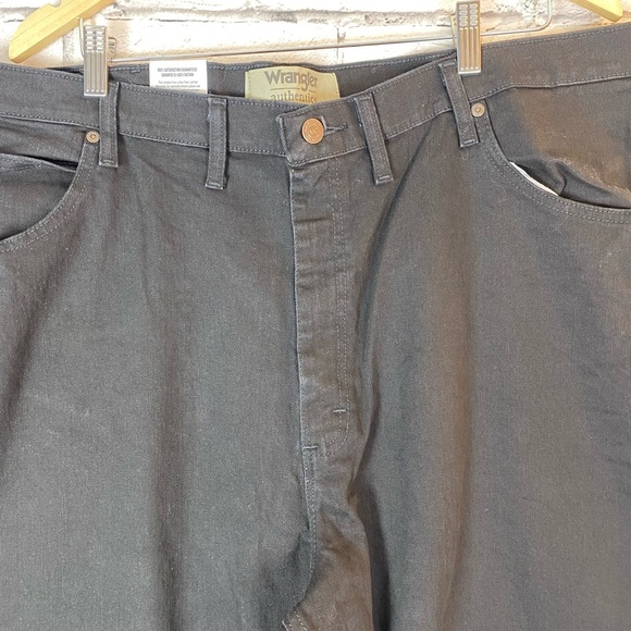 Wrangler Authentics Mens Black Relaxed Fit Straight Leg Jeans Size 42x36 NWT - Picture 2 of 8